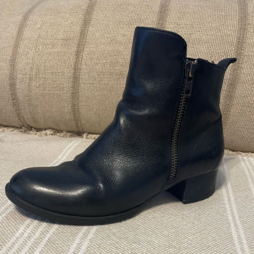 Born Black Leather Ankle Boots Side Zip Comfort Booties Womens Size 38 (7)
